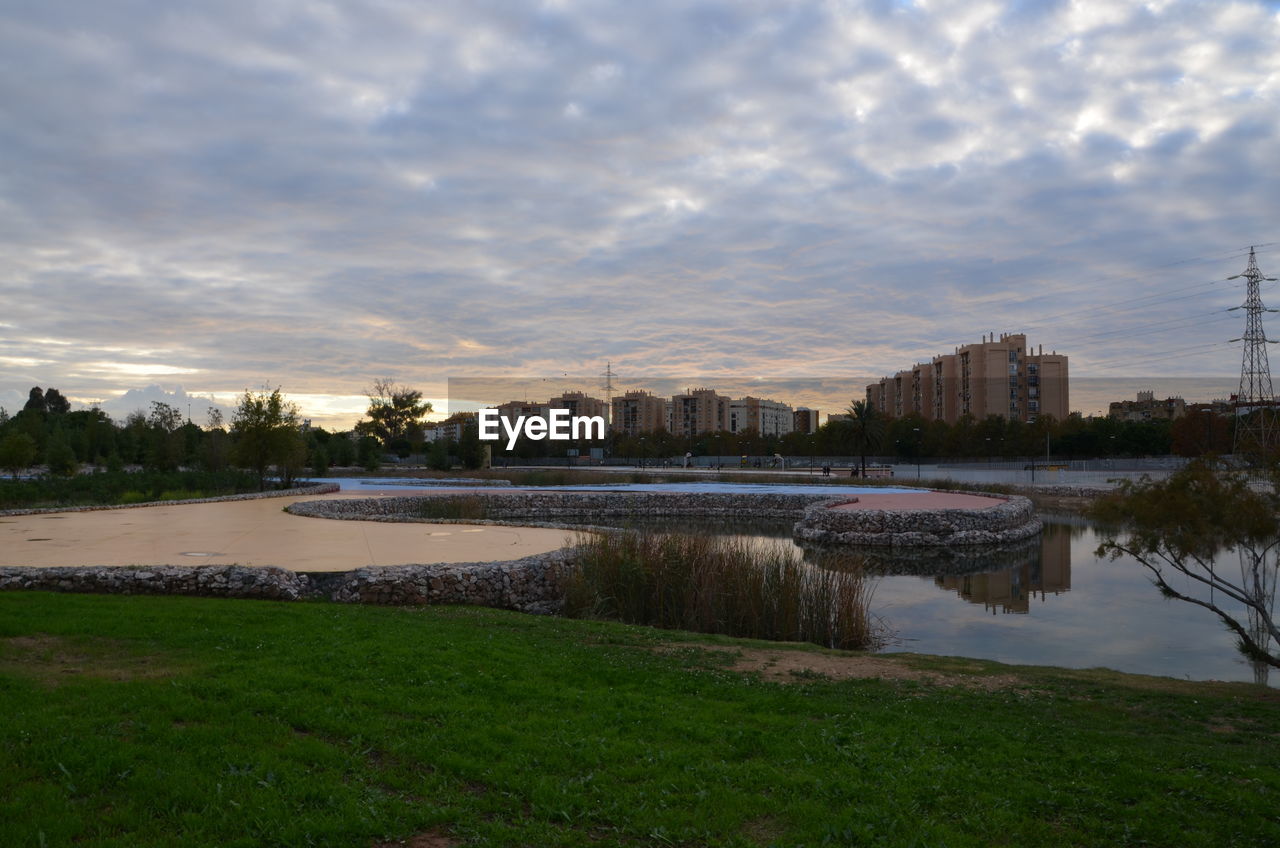 VIEW OF CITYSCAPE AGAINST SKY