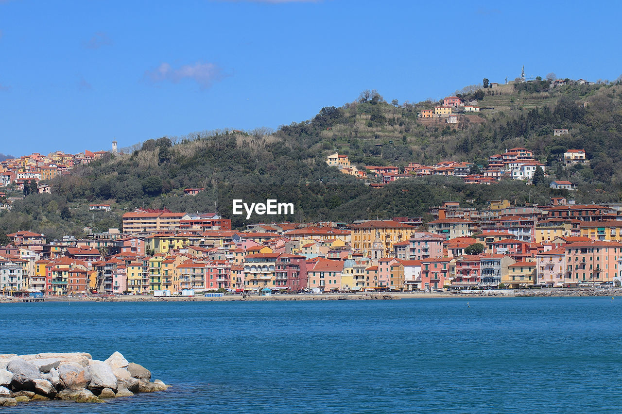 AERIAL VIEW OF TOWNSCAPE AND SEA AGAINST SKY