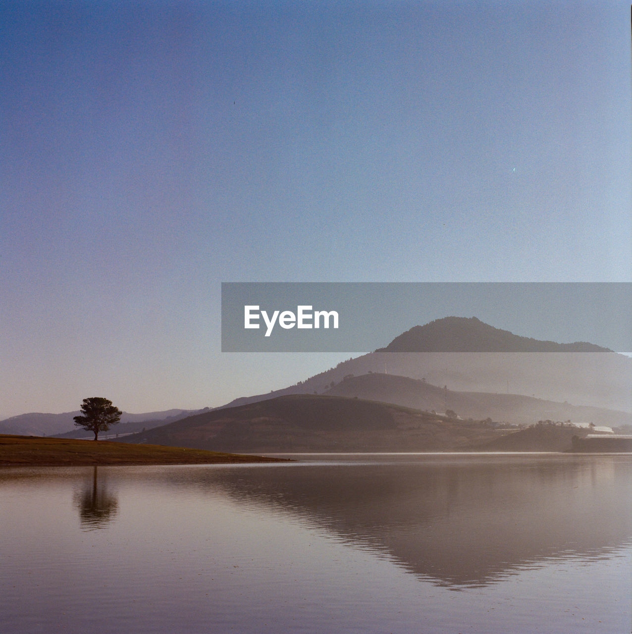 SCENIC VIEW OF LAKE AGAINST MOUNTAINS