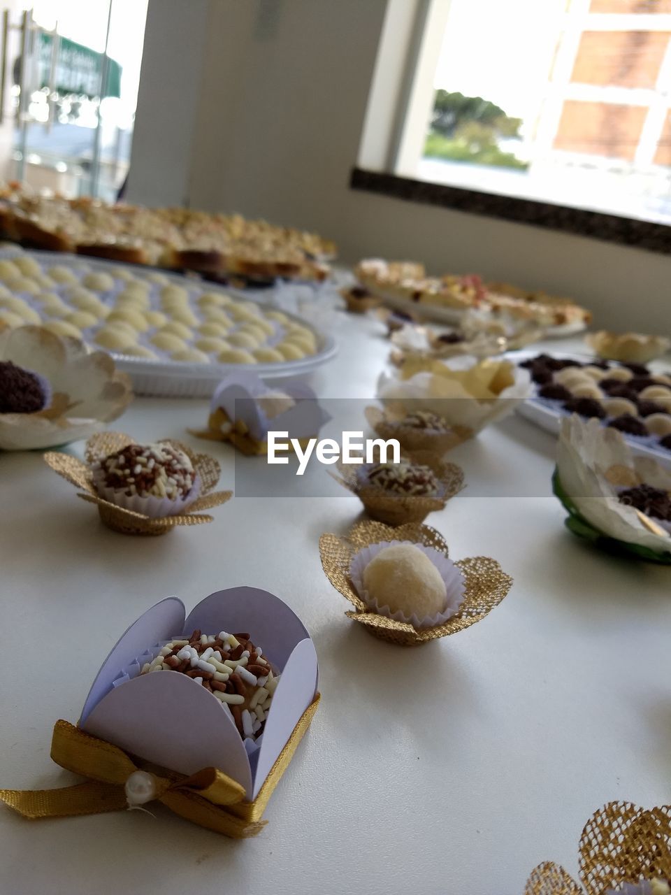 HIGH ANGLE VIEW OF CAKE IN PLATE