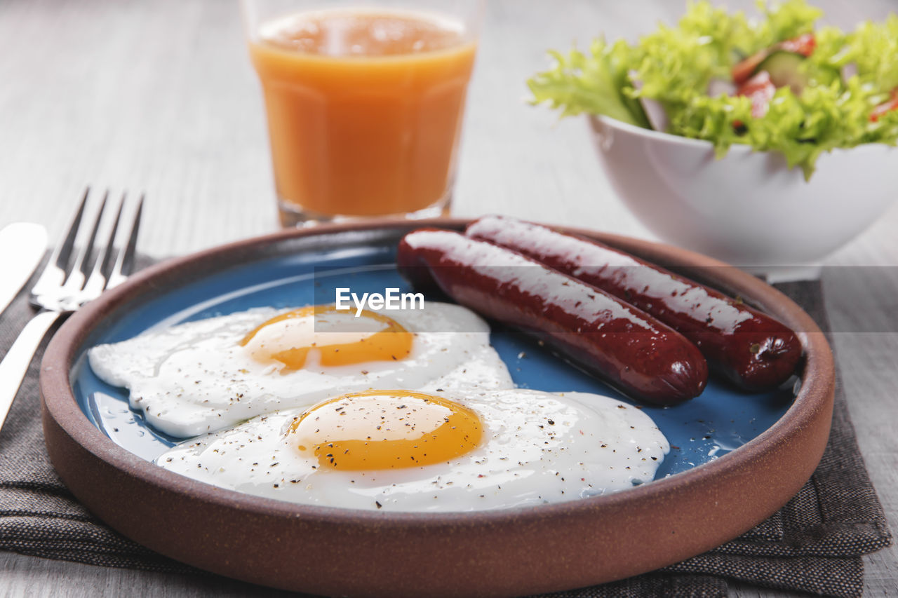 CLOSE-UP OF FRESH BREAKFAST ON TABLE