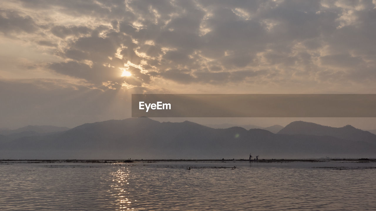 SCENIC VIEW OF LAKE AGAINST MOUNTAINS DURING SUNSET