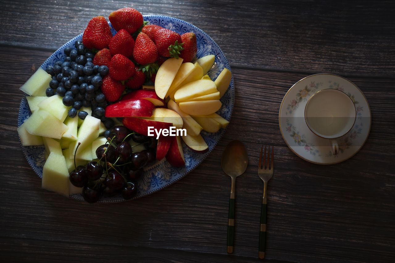 HIGH ANGLE VIEW OF CHOPPED FRUITS IN PLATE ON TABLE