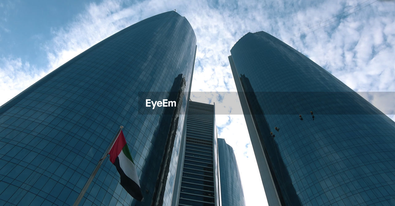 LOW ANGLE VIEW OF MODERN BUILDING AGAINST SKY