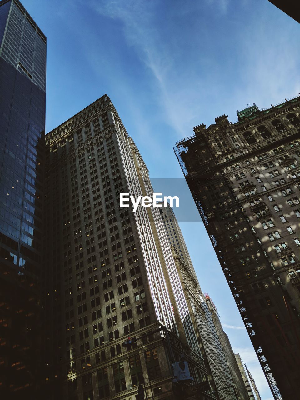 LOW ANGLE VIEW OF MODERN BUILDINGS IN CITY AGAINST SKY