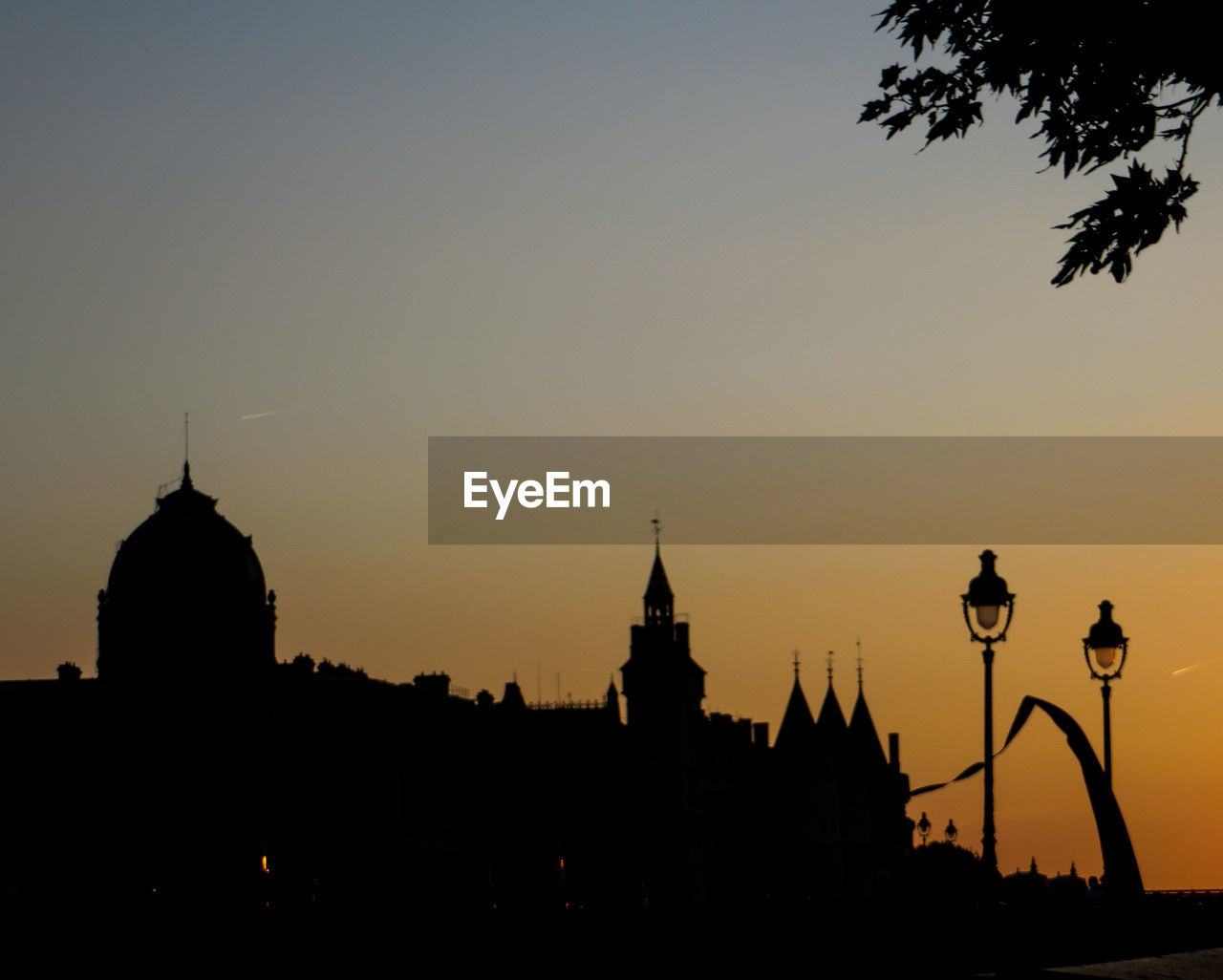 SILHOUETTE OF BUILDINGS AGAINST CLEAR SKY