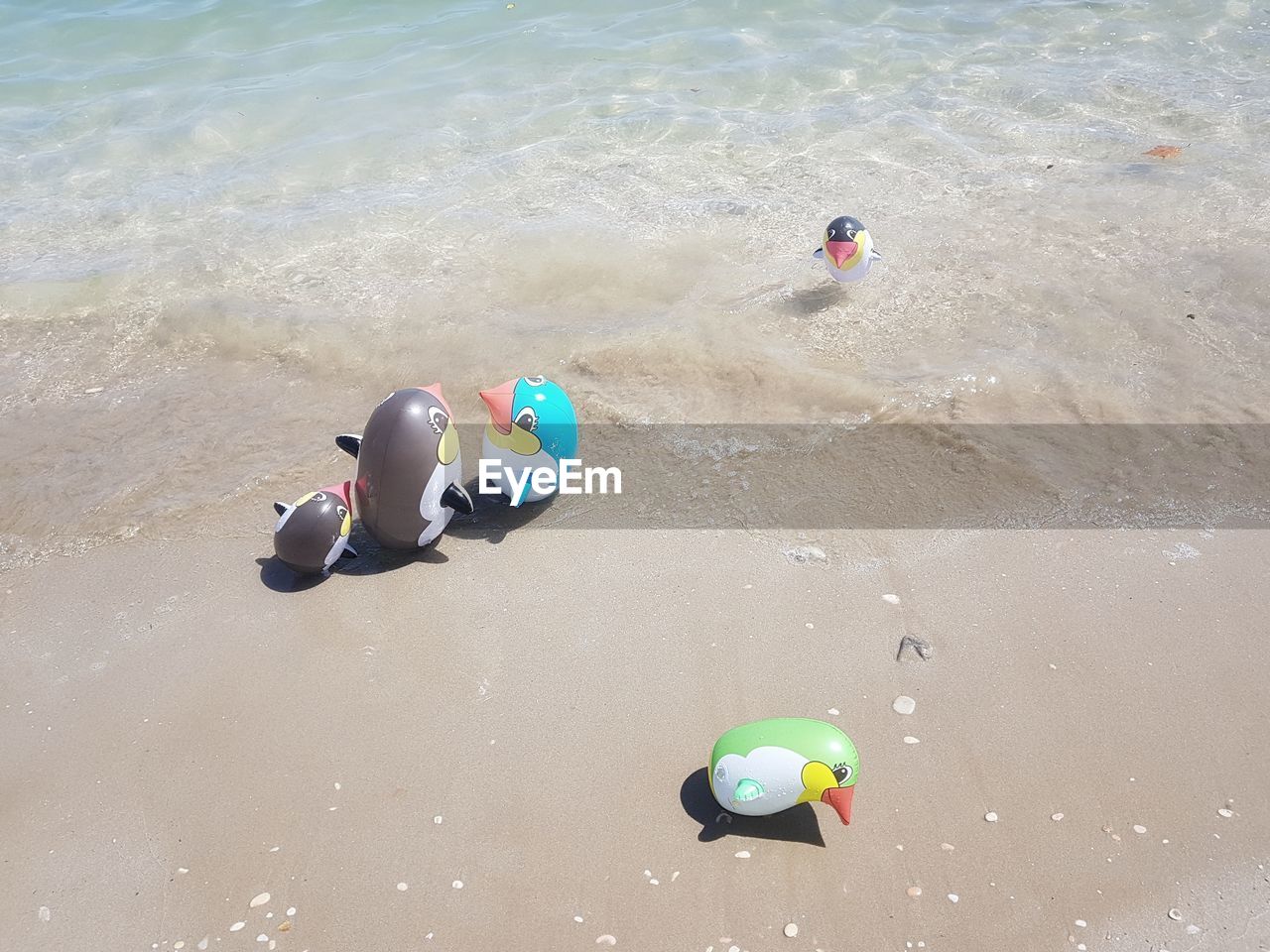 HIGH ANGLE VIEW OF TOYS IN SEA