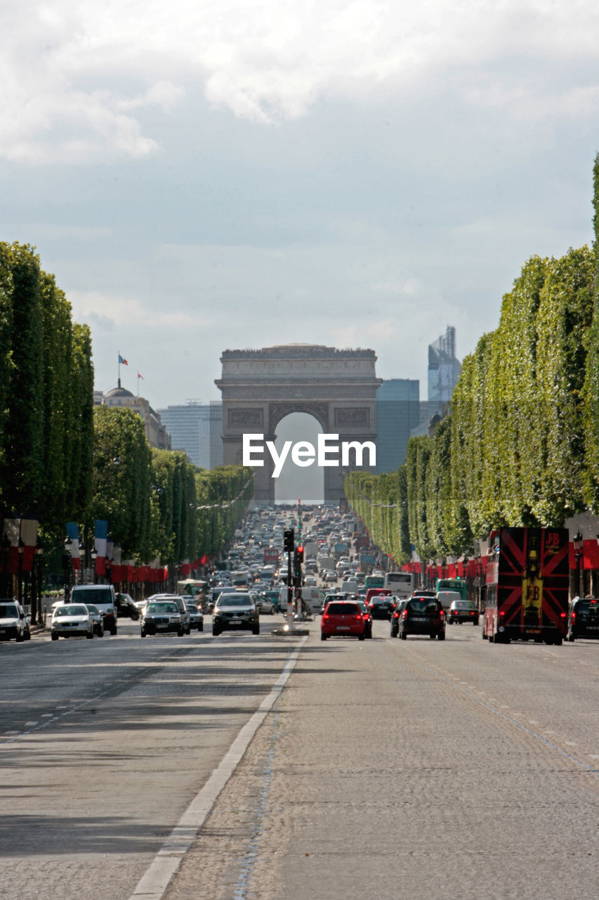 Cars on street leading towards arc de triomphe