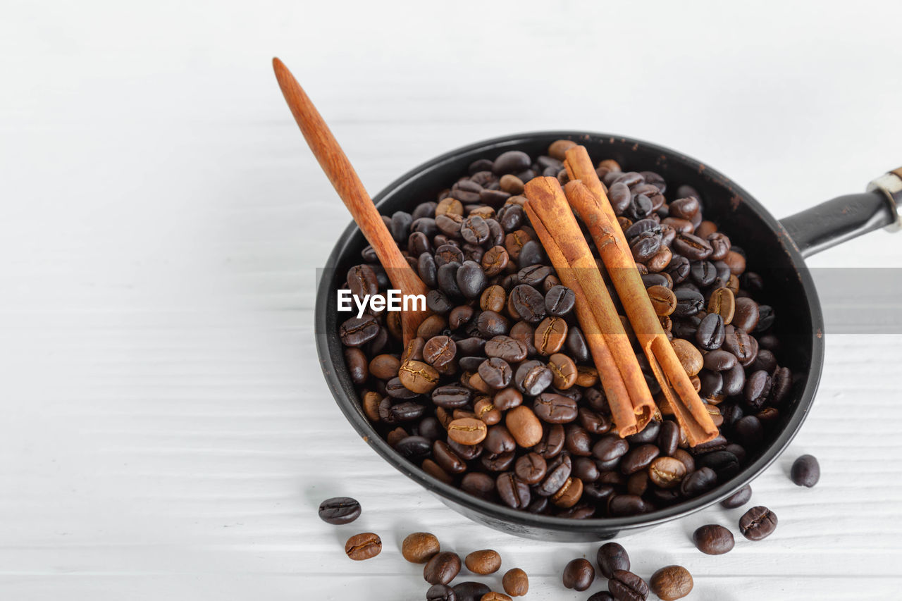 HIGH ANGLE VIEW OF COFFEE BEANS IN CONTAINER