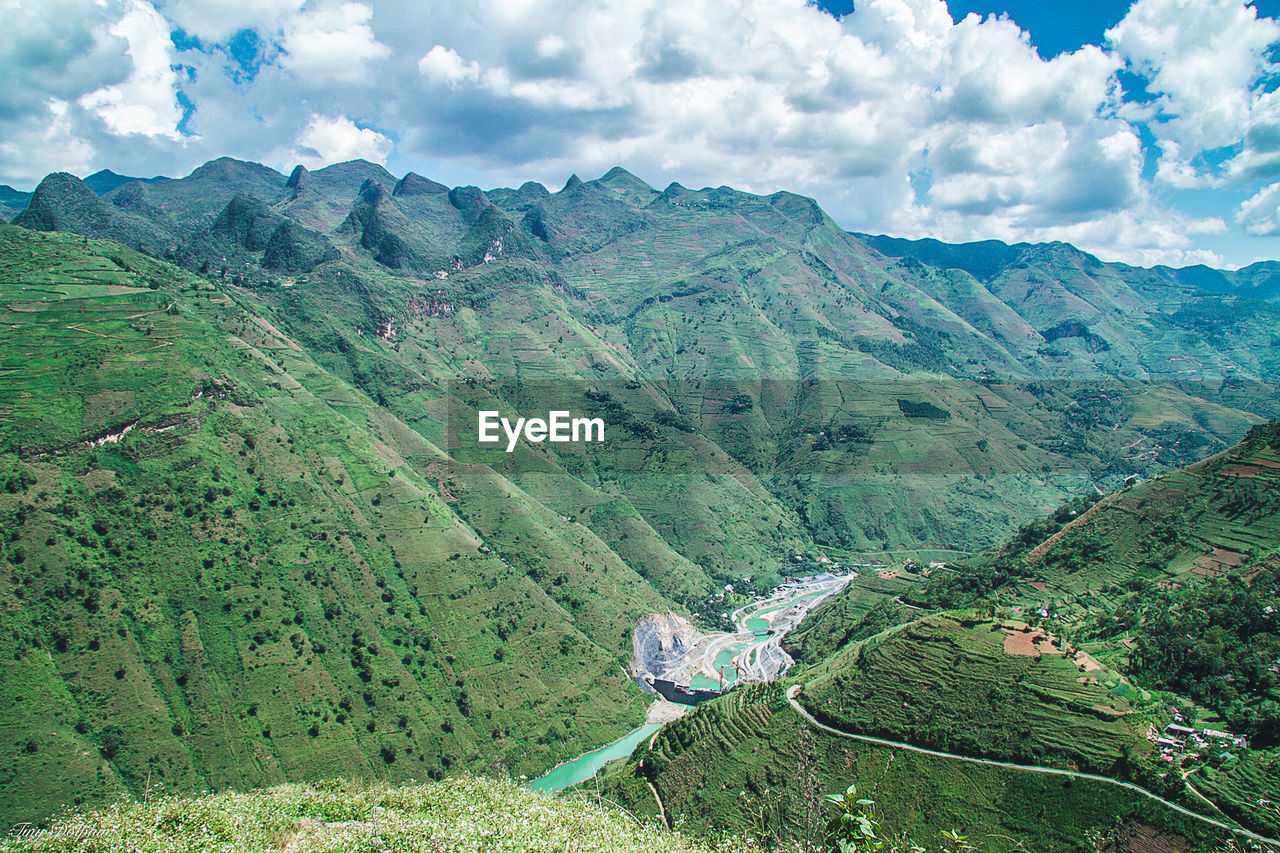 HIGH ANGLE VIEW OF LAND AND MOUNTAINS AGAINST SKY