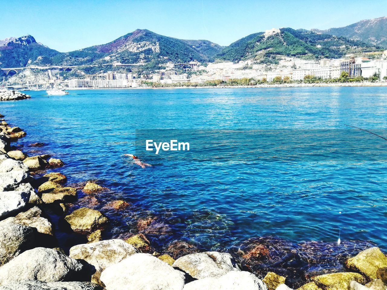 SCENIC VIEW OF SEA AND MOUNTAINS AGAINST SKY