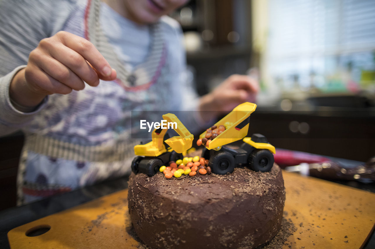 Mother creates construction cake for her sons birthday