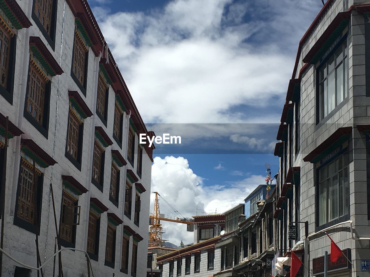 LOW ANGLE VIEW OF BUILDINGS AGAINST CLOUDY SKY