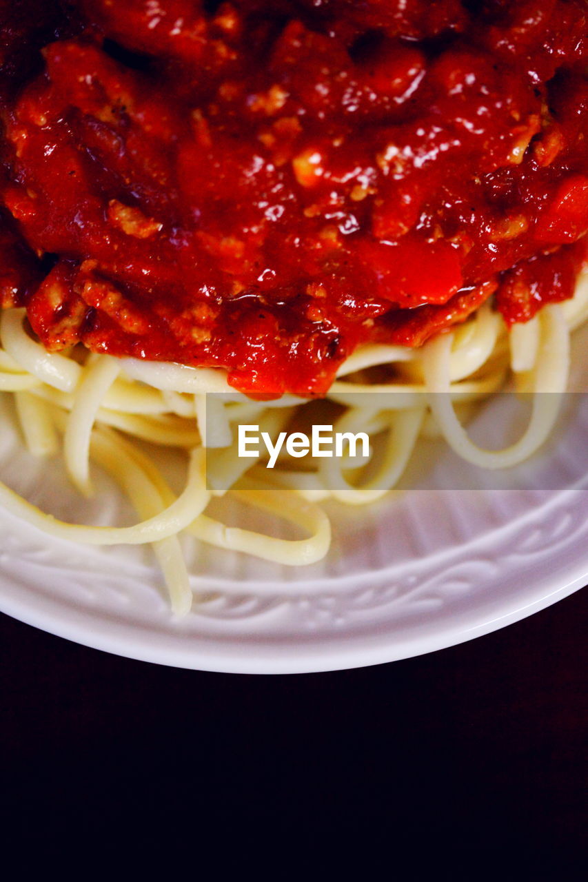 Close-up of spaghetti with sauce in plate on table