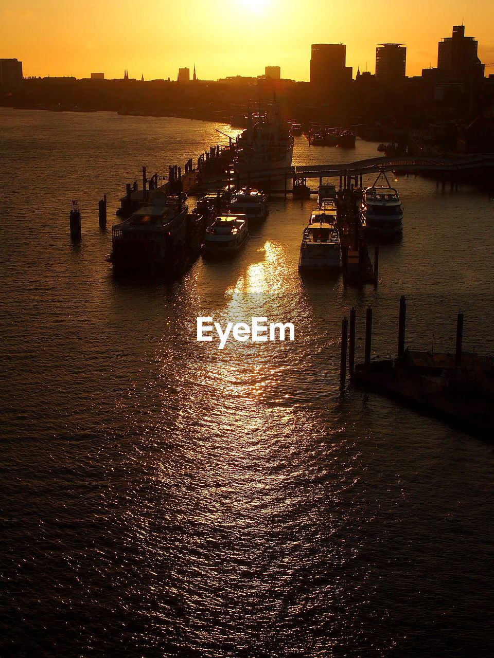 HIGH ANGLE VIEW OF SEA DURING SUNSET