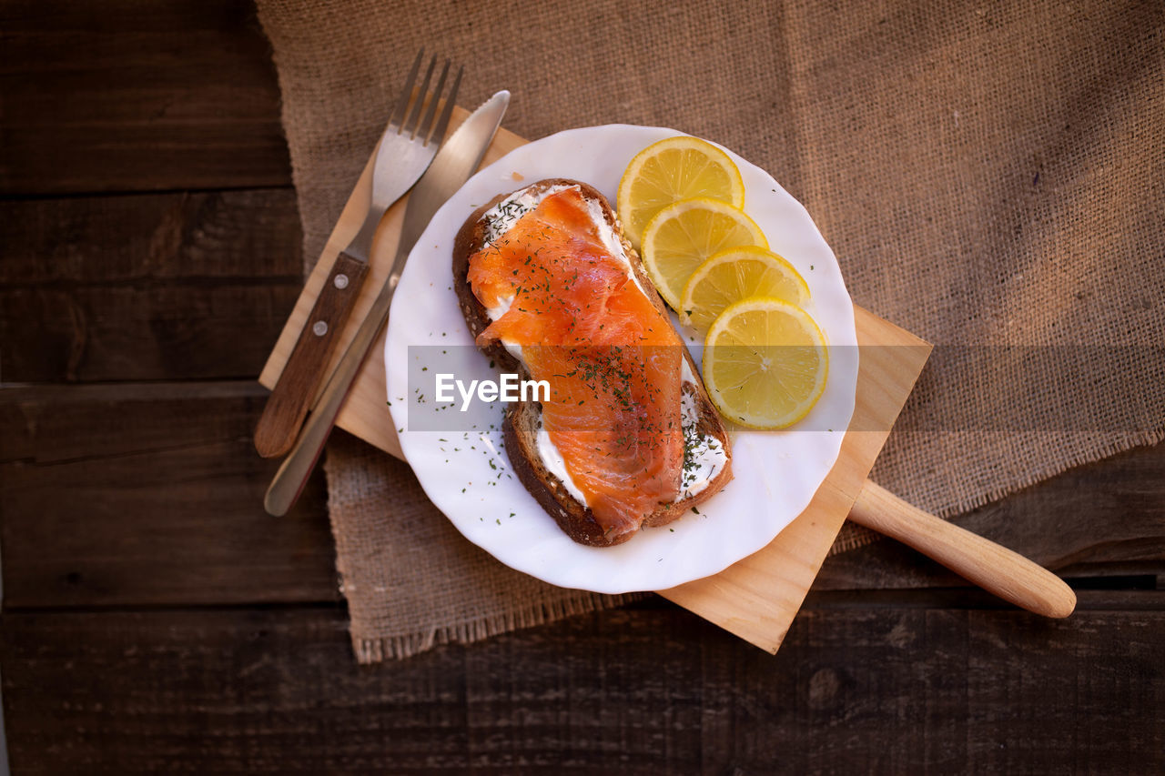 HIGH ANGLE VIEW OF BREAKFAST SERVED IN PLATE