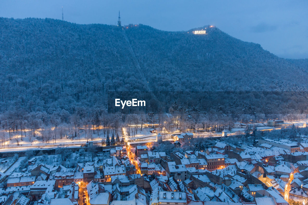 HIGH ANGLE VIEW OF TOWNSCAPE AGAINST SKY