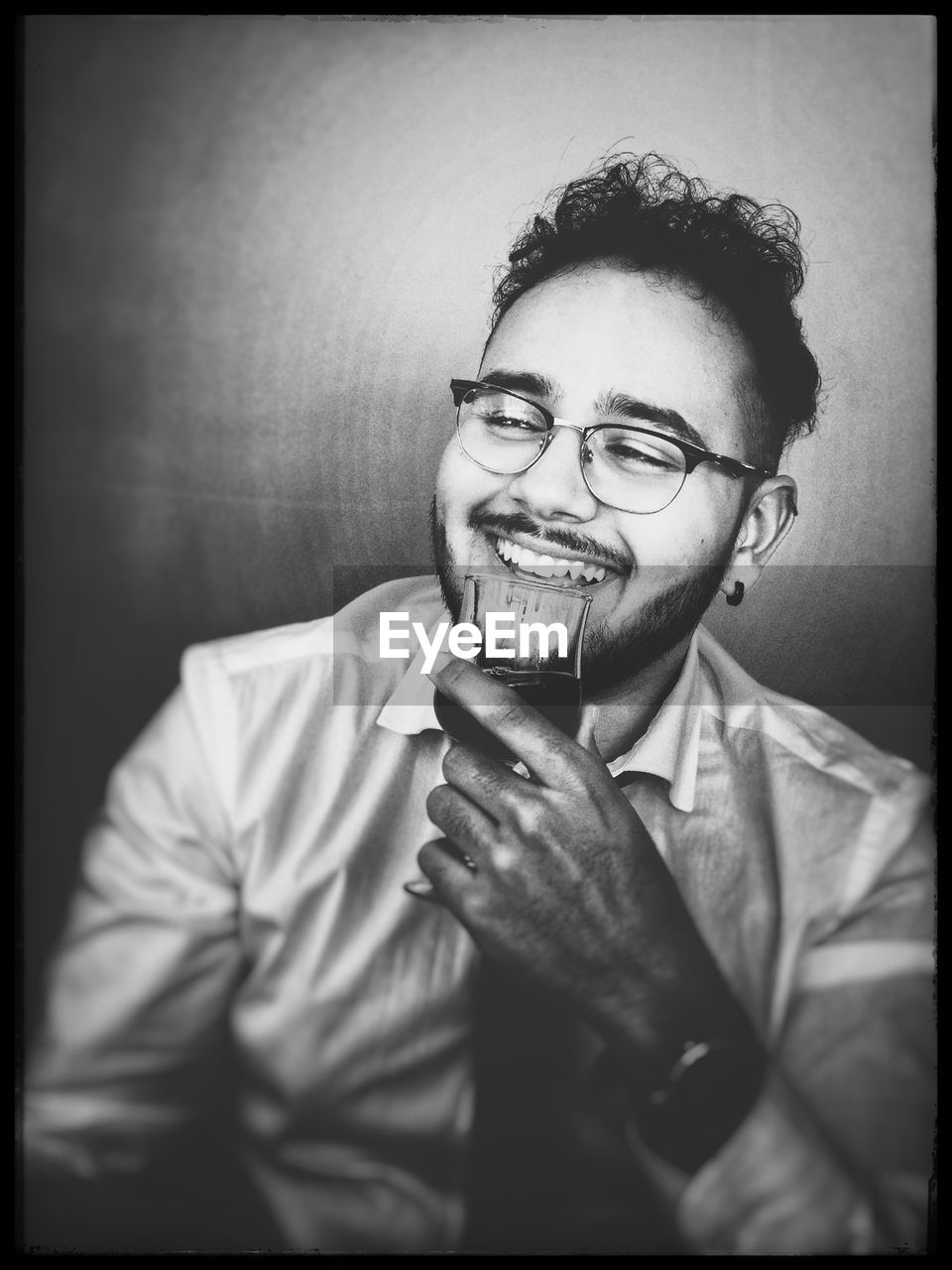 PORTRAIT OF A YOUNG MAN WEARING EYEGLASSES