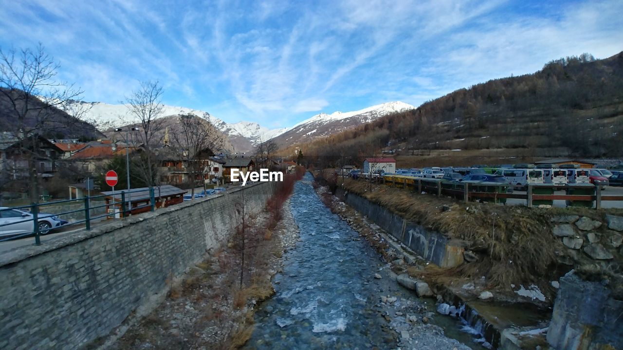 PANORAMIC VIEW OF FROZEN LAKE AGAINST SKY