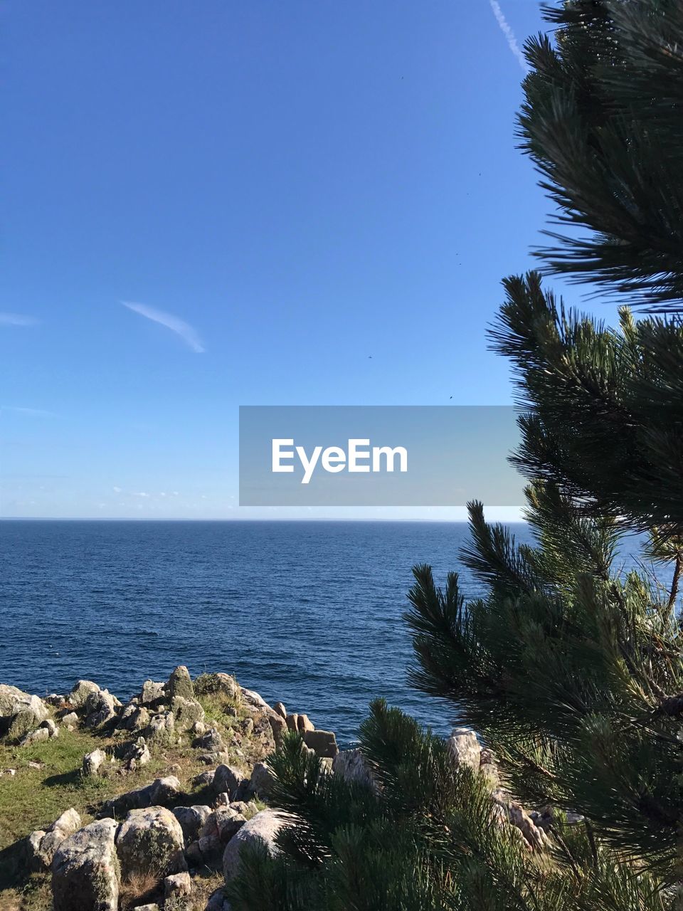 VIEW OF SEA AGAINST CLEAR BLUE SKY