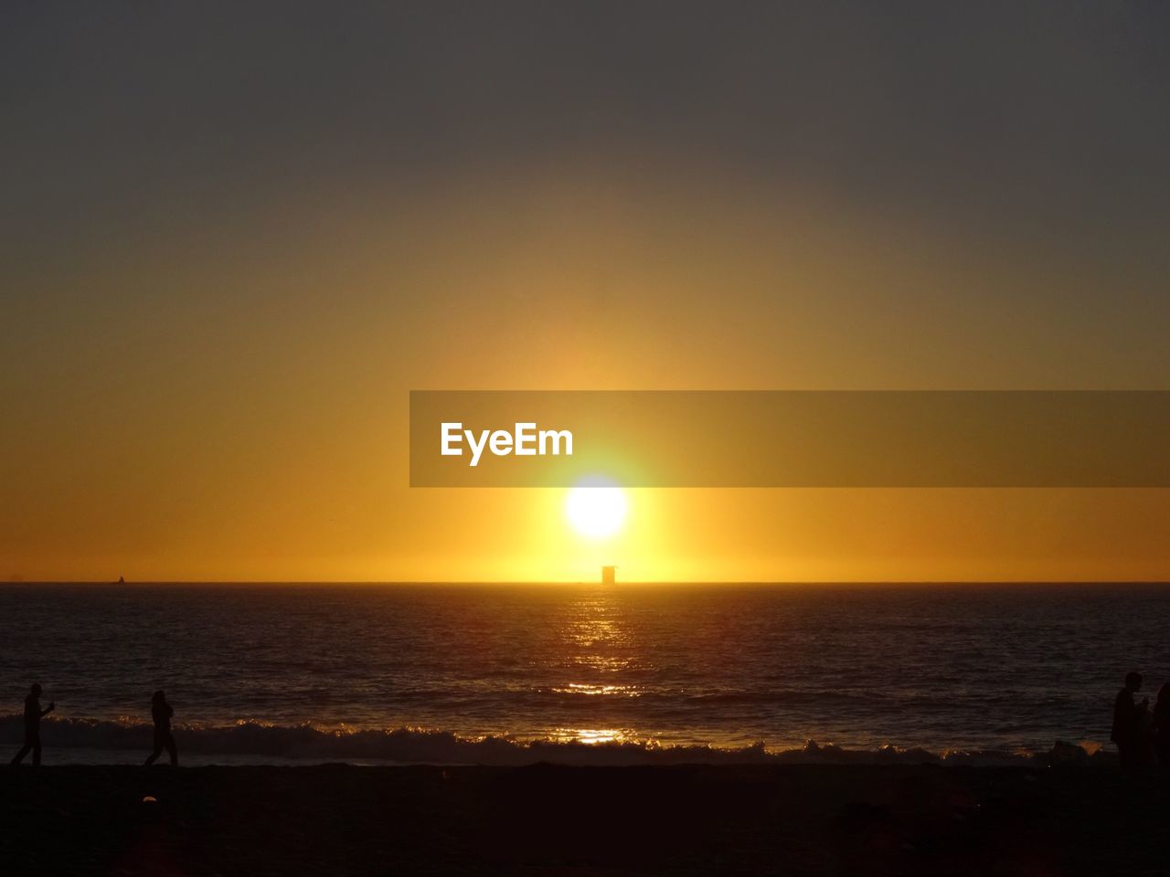 SCENIC VIEW OF SEA AGAINST SKY AT SUNSET