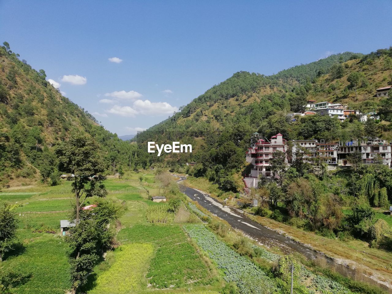 SCENIC VIEW OF TOWN AGAINST MOUNTAINS