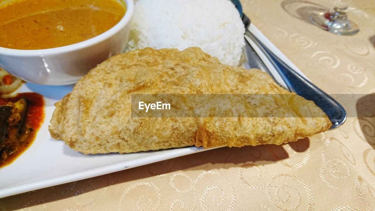 HIGH ANGLE VIEW OF FOOD ON TABLE