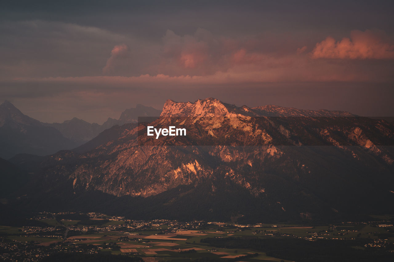 SCENIC VIEW OF MOUNTAIN RANGE AGAINST SKY AT SUNSET