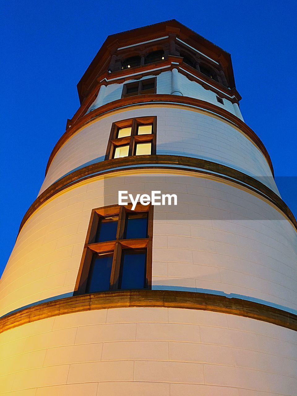 LOW ANGLE VIEW OF BUILDING AGAINST CLEAR SKY