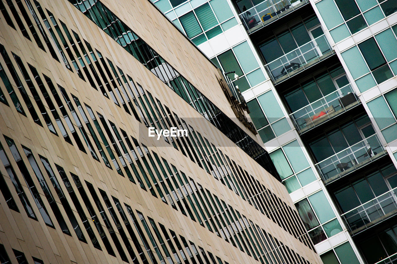 LOW ANGLE VIEW OF MODERN BUILDING