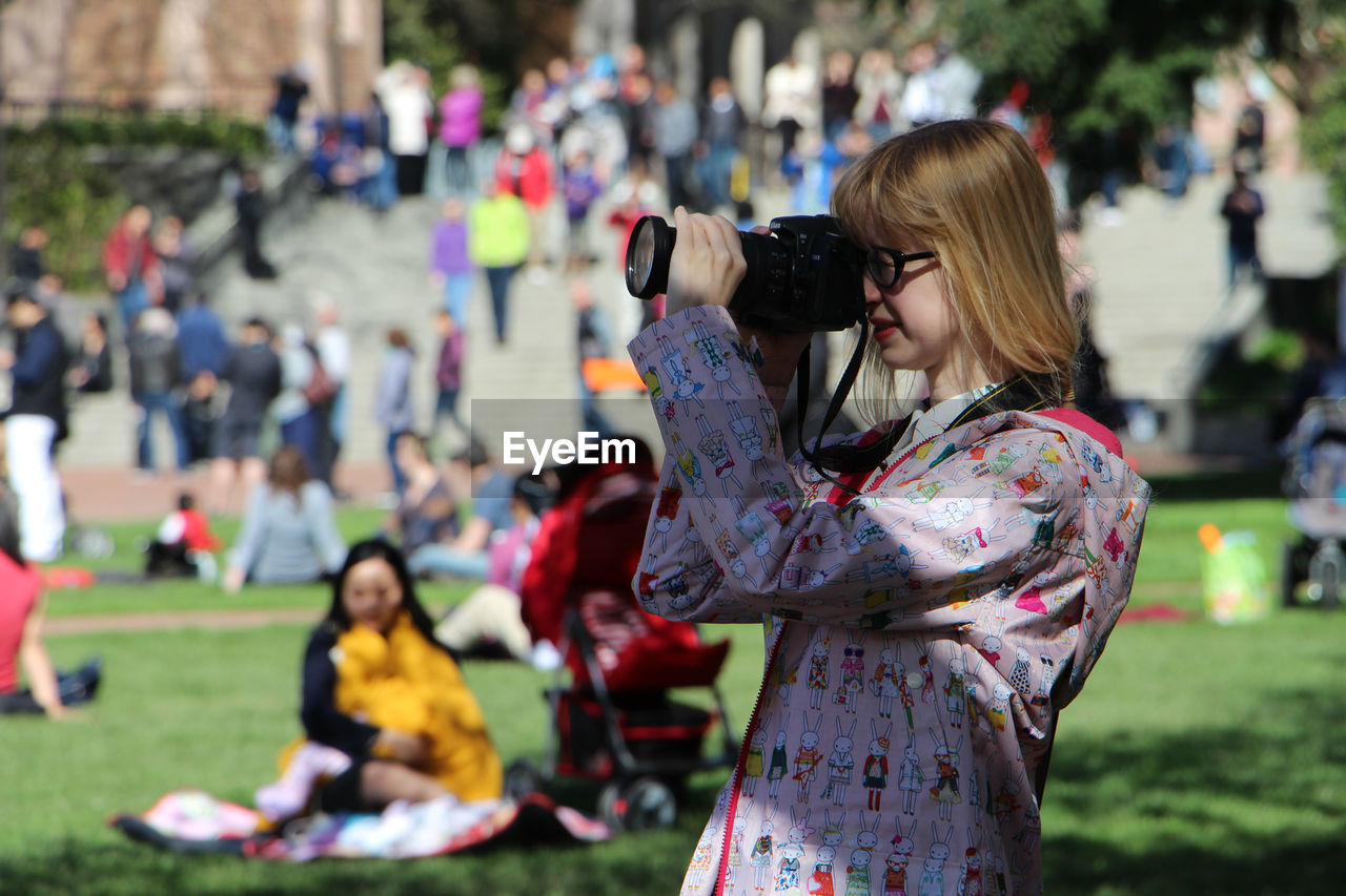 FULL LENGTH OF WOMAN PHOTOGRAPHING