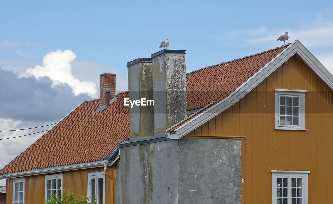 LOW ANGLE VIEW OF BUILDINGS AGAINST SKY