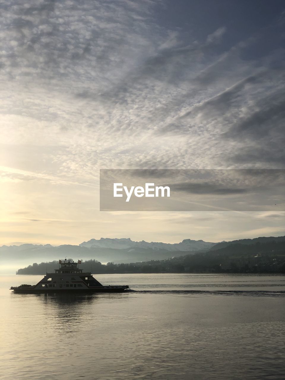 SILHOUETTE BOAT IN SEA AGAINST SKY DURING SUNSET