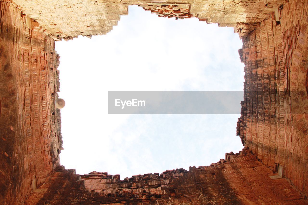 LOW ANGLE VIEW OF OLD RUIN BUILDINGS AGAINST SKY