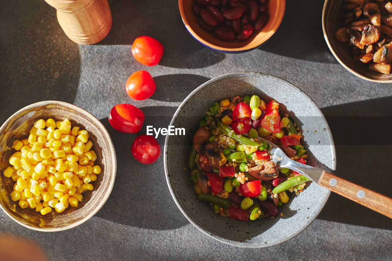 HIGH ANGLE VIEW OF VEGETABLES IN BOWL