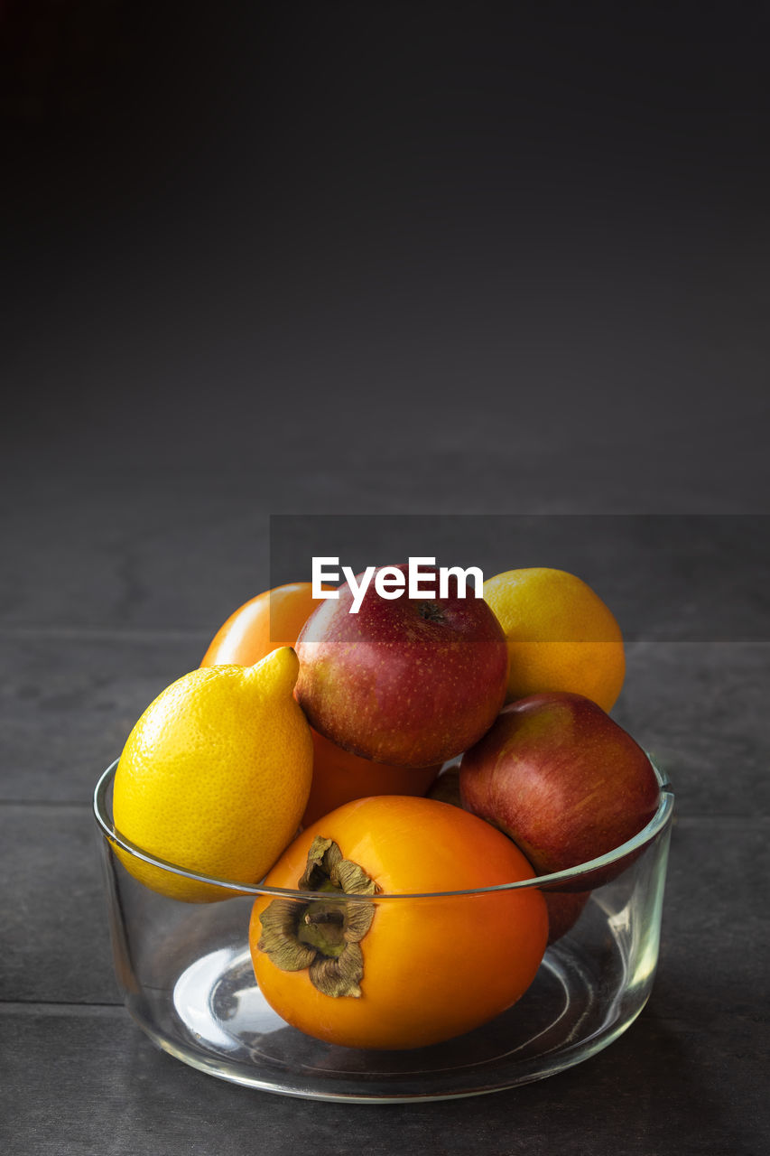 CLOSE-UP OF APPLES IN BOWL ON TABLE