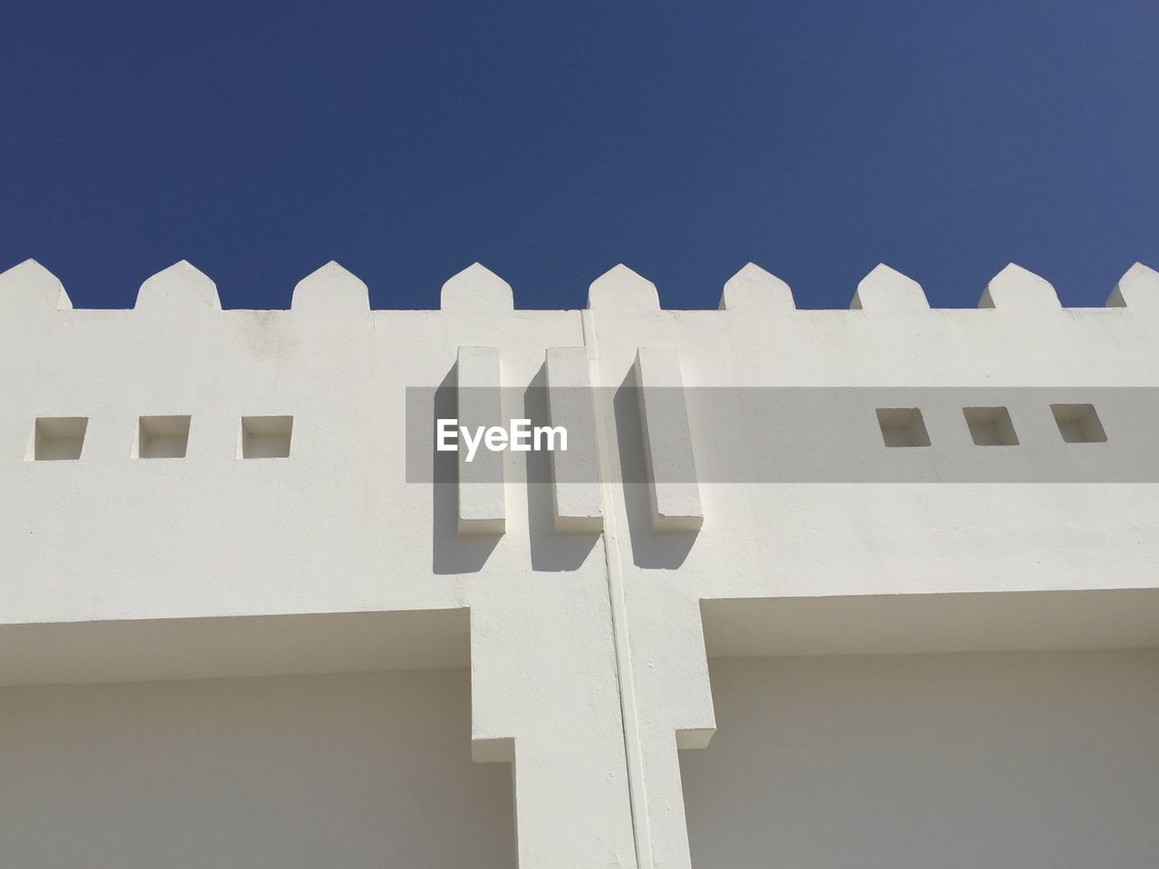 CLOSE-UP LOW ANGLE VIEW OF BUILT STRUCTURE AGAINST CLEAR SKY
