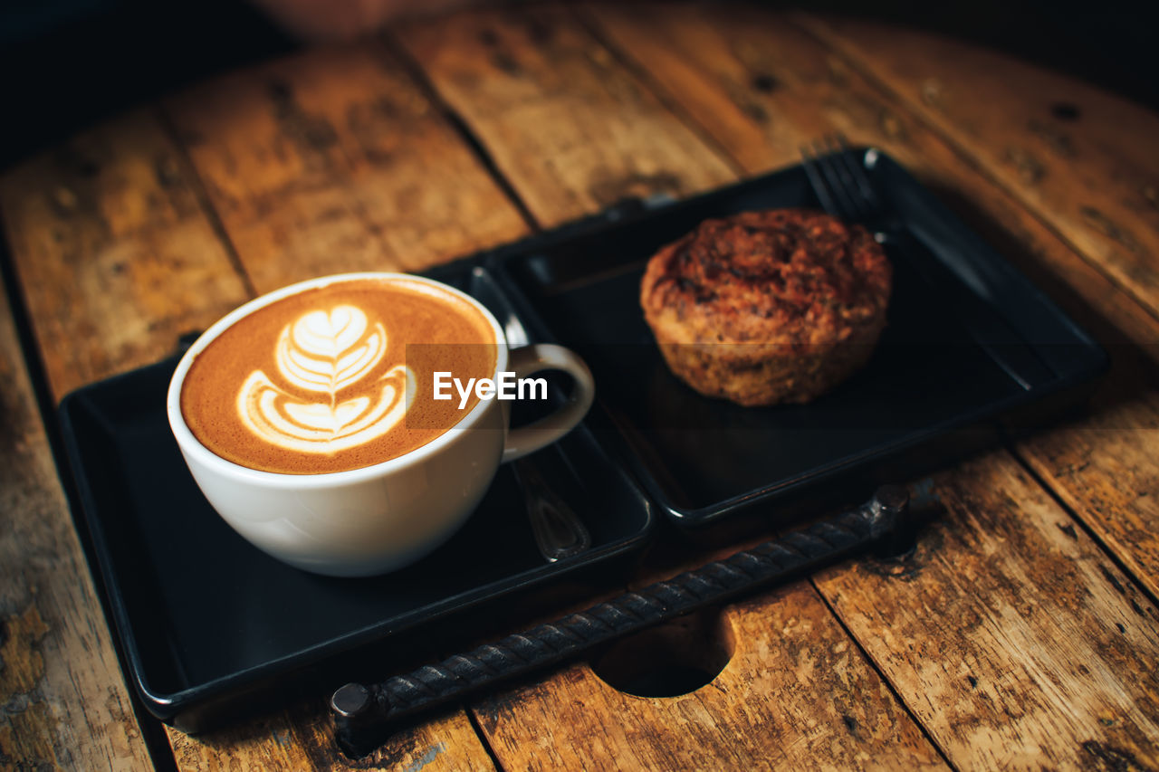 HIGH ANGLE VIEW OF COFFEE AND CUP ON TABLE