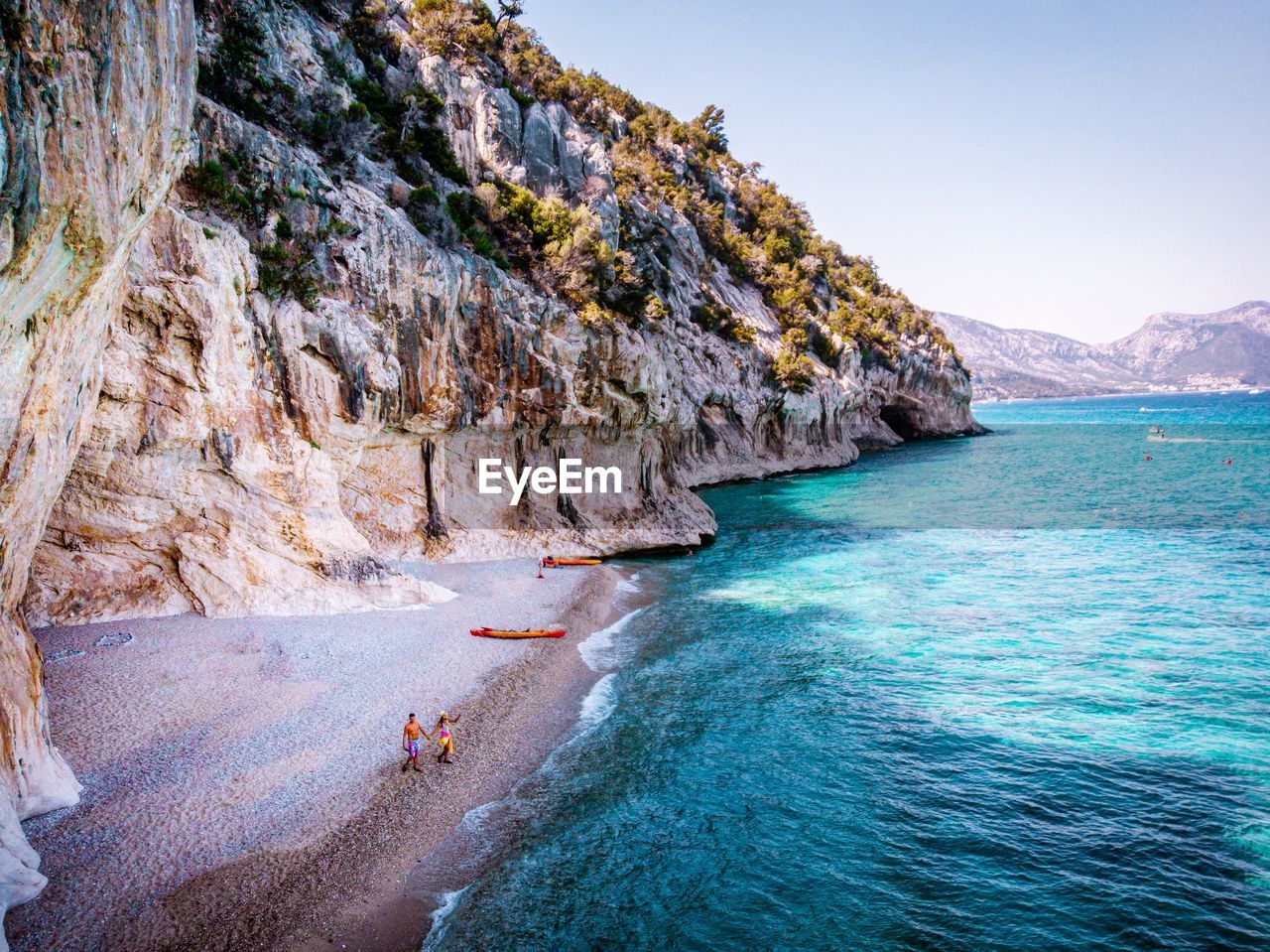 SCENIC VIEW OF SEA BY MOUNTAIN AGAINST SKY