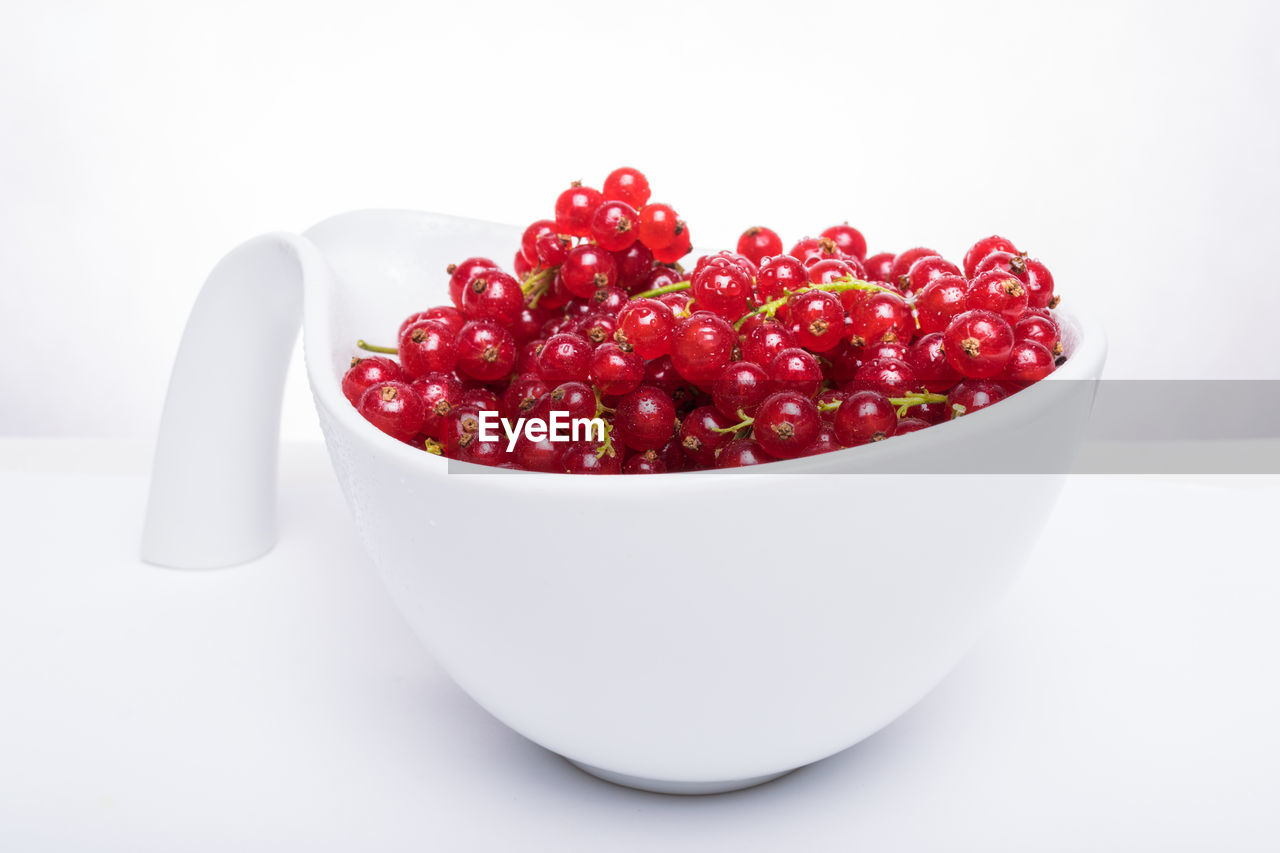 CLOSE-UP OF FRUITS IN BOWL
