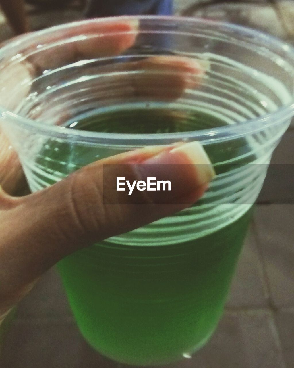 CLOSE-UP OF HAND HOLDING WATER IN GLASS