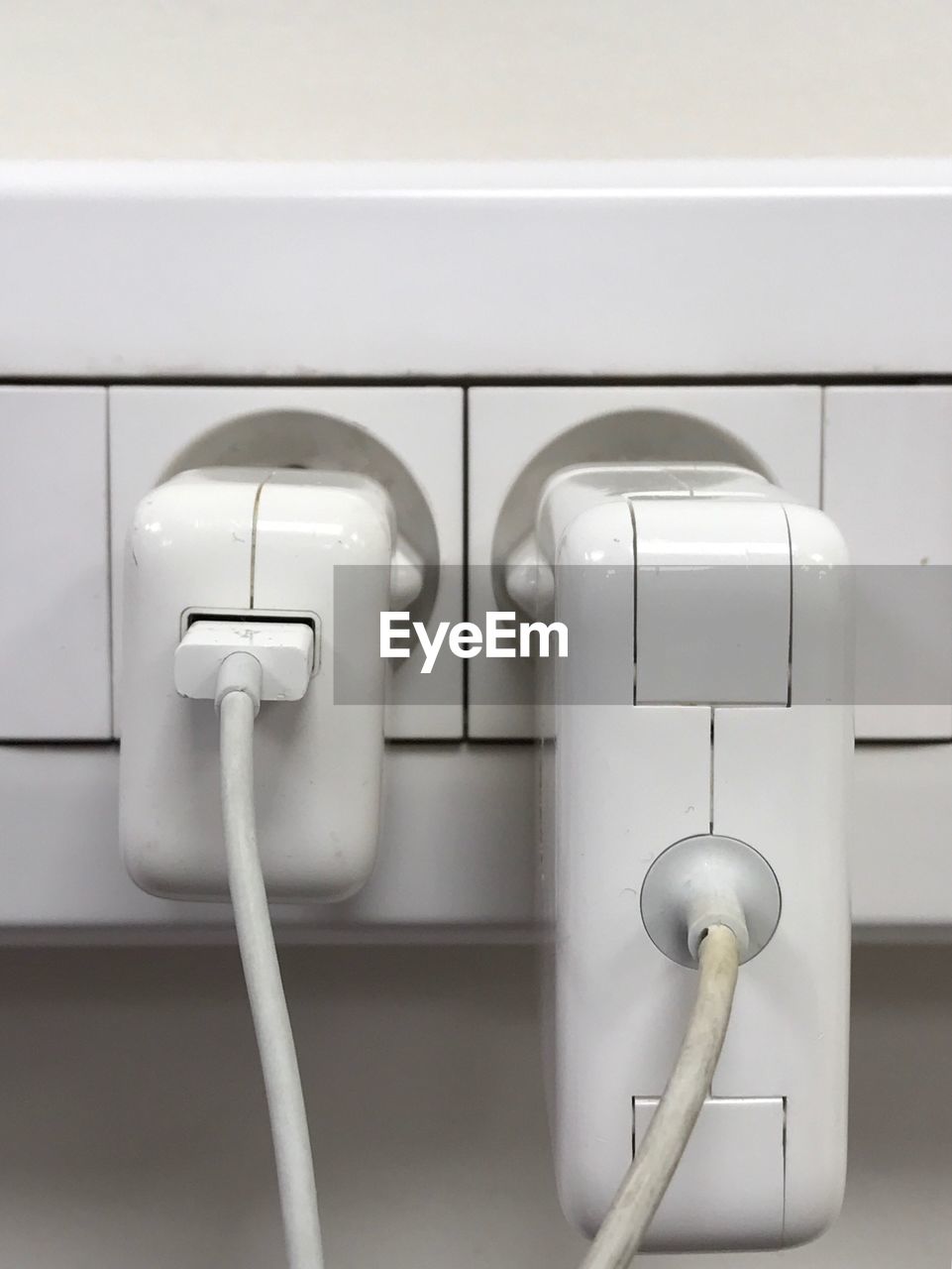 CLOSE-UP OF ELECTRIC LAMP ON BATHROOM