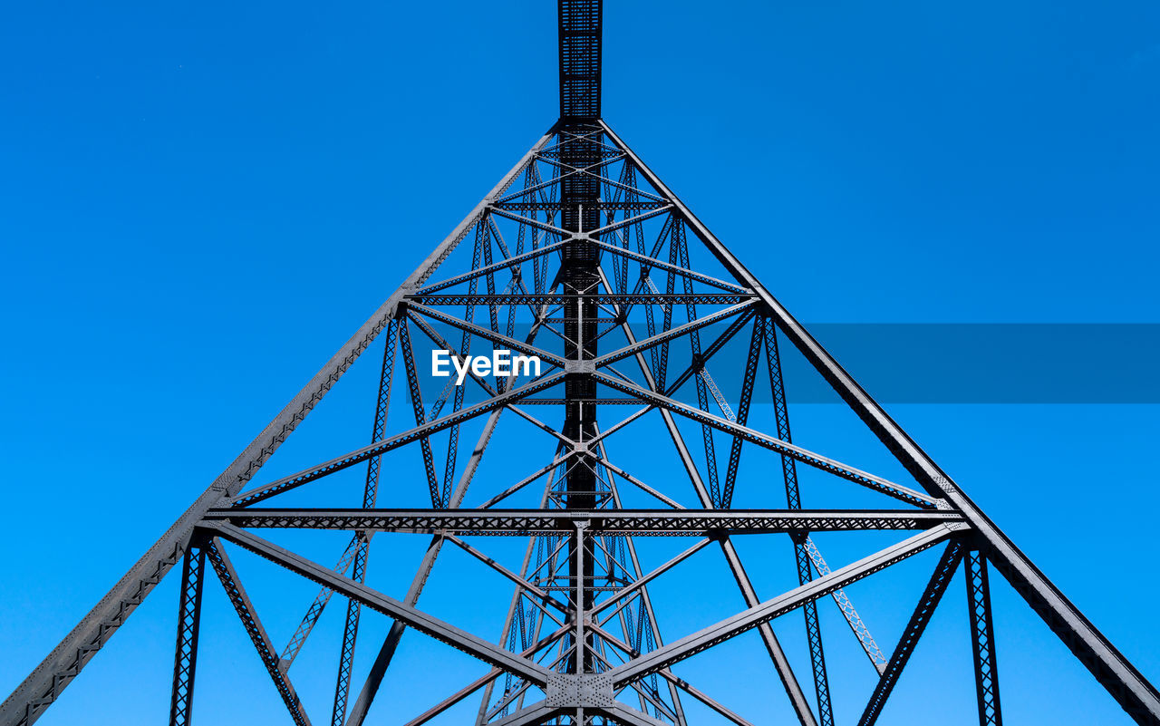 LOW ANGLE VIEW OF COMMUNICATIONS TOWER AGAINST CLEAR BLUE SKY