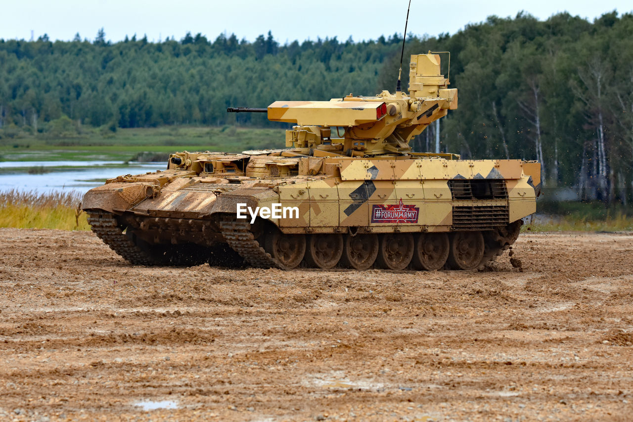 vehicle, transportation, tank, weapon, mode of transportation, combat vehicle, land vehicle, nature, military vehicle, land, self-propelled artillery, military, day, army, no people, industry, outdoors