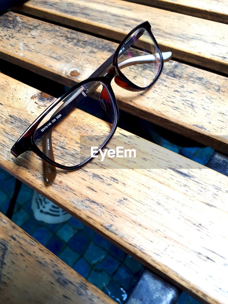 HIGH ANGLE VIEW OF SUNGLASSES AND TABLE ON FLOOR
