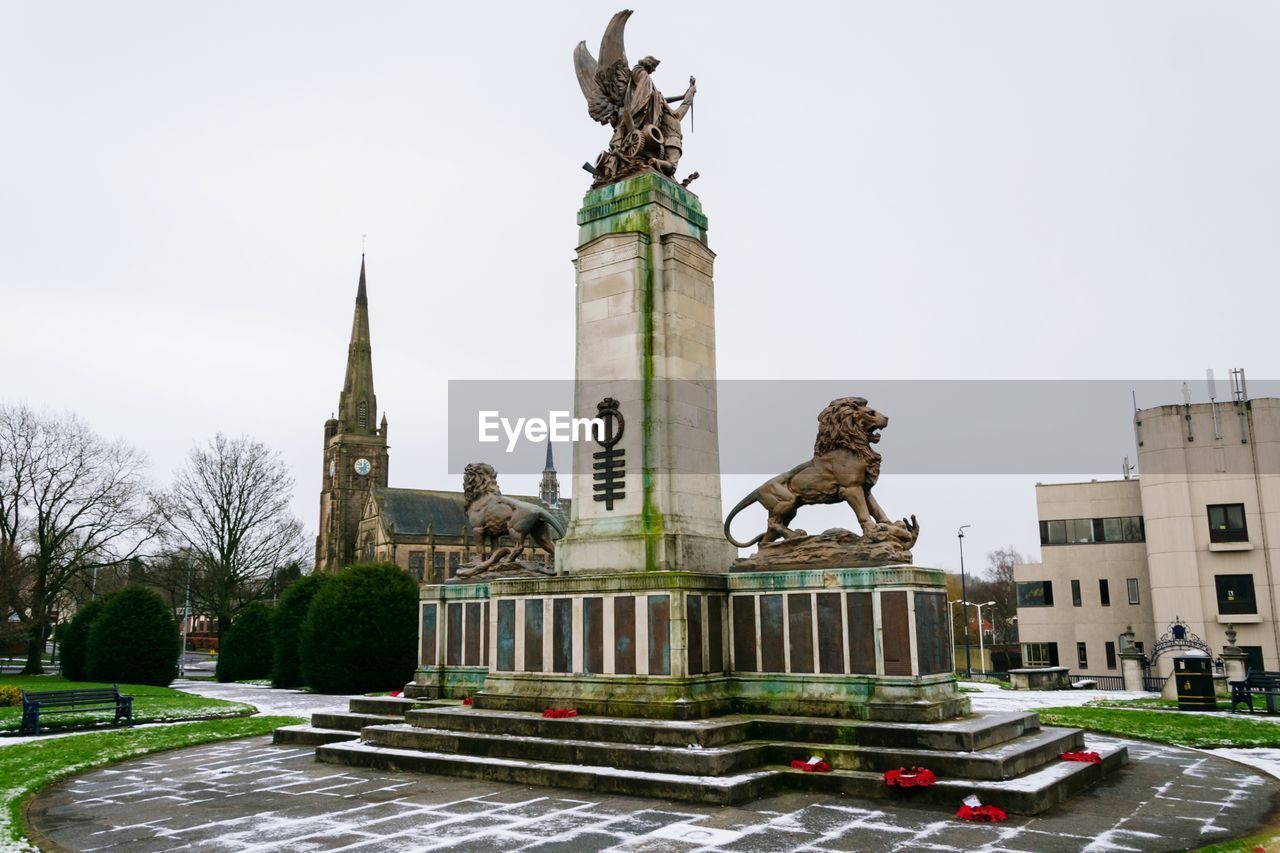 STATUE OF BUILDING