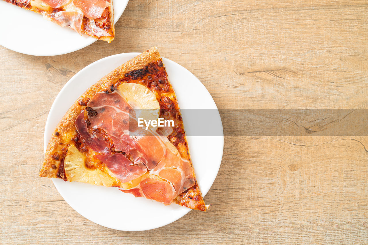 DIRECTLY ABOVE SHOT OF PIZZA ON TABLE