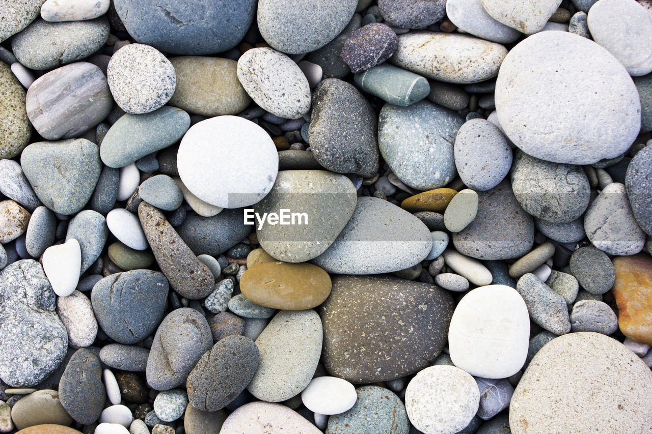 FULL FRAME SHOT OF PEBBLES ON BEACH