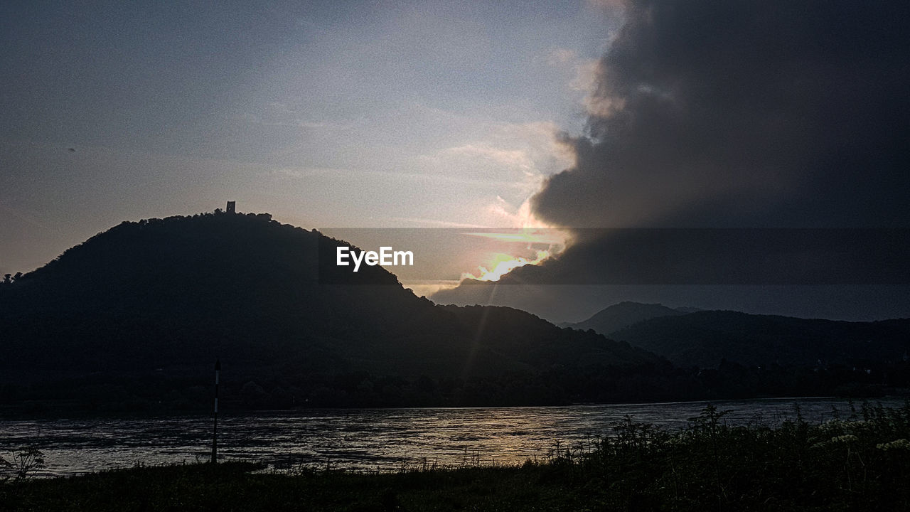 SCENIC VIEW OF SILHOUETTE MOUNTAINS AGAINST SKY DURING SUNSET