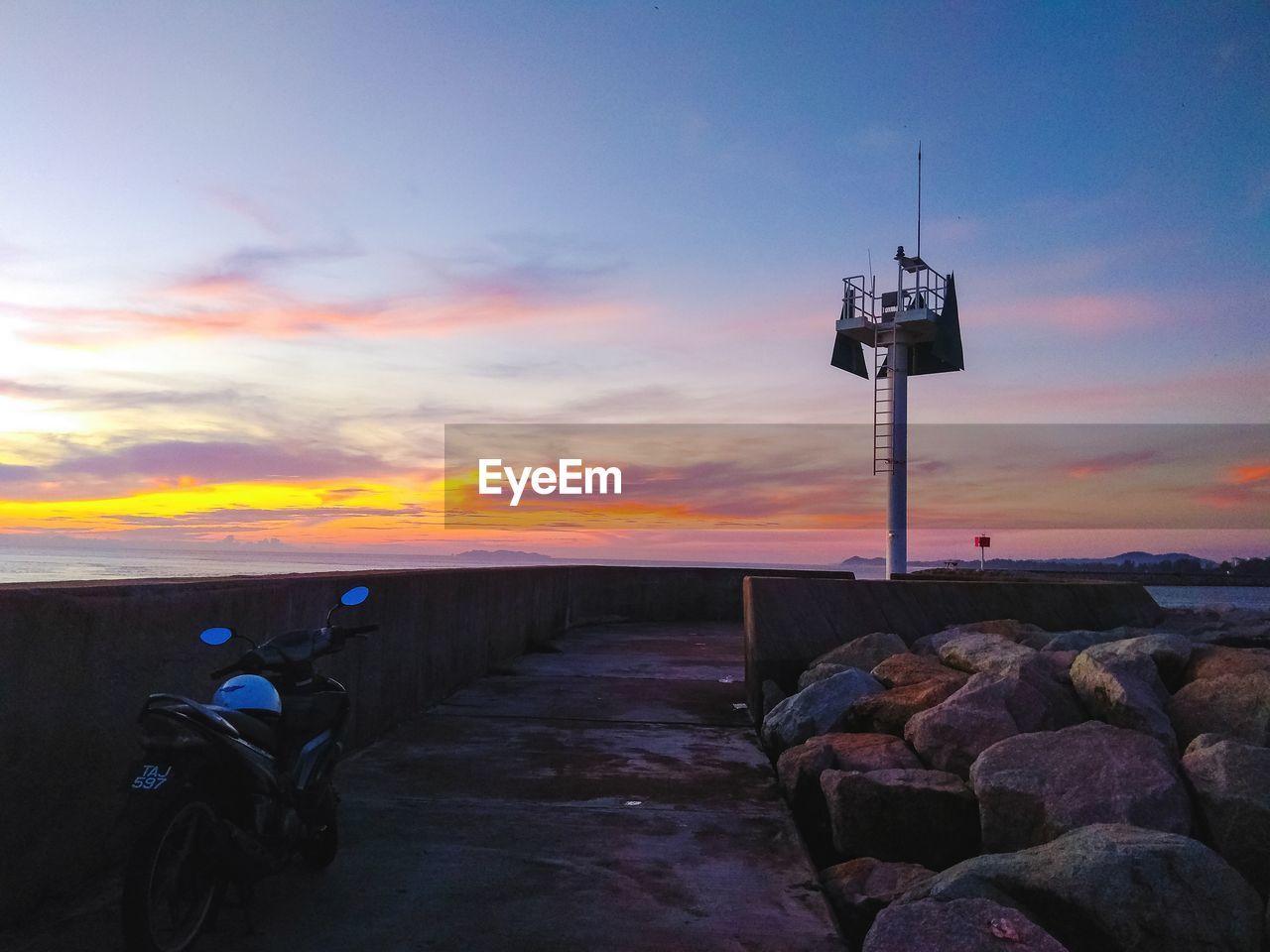 SCENIC VIEW OF SEA AGAINST ORANGE SKY